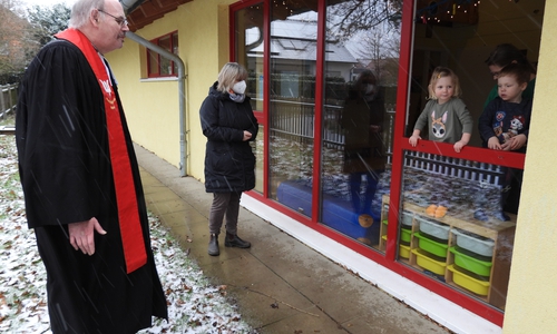 Pastor Paul segnete die Krippe.