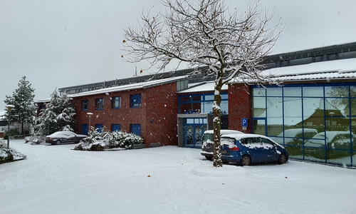 Lehres Rathaus im Schnee.