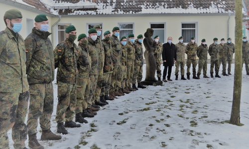 Landrat Gerhard Radeck, Oberstleutnant Joachim Nagel und 18 negativ auf das SARS-CoV-2 getestete Soldaten.