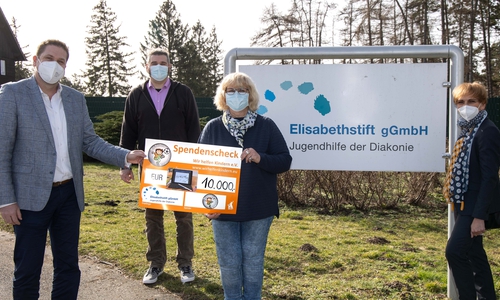 Thomas Wolff, Vorstand von "Wir helfen Kindern e.V."; Carsten Vree, Geschäftsführer Elisabeth Stift; Claudia Hoffmann, Regional Leiterin der Salzgitter Diakonie und Christiane Voss, Vorstand Wir Helfen Kindern.