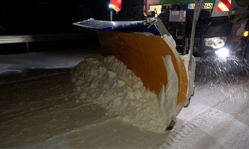 Am heutigen Sonntag haben die Schneepflugfahrer alle Hände voll zu tun.