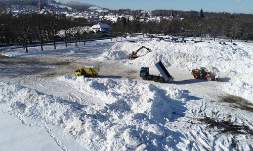 Auf dem Osterfeld herrscht Betrieb. Radlader und Lkw fahren hin und her und kippen Massen von Schnee ab. Das sei kein Platz zum Spielen.