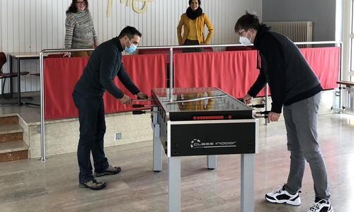 Gabriela Aßmann und Sandra Feuge verfolgen gespannt das erste Tischkickerduell zwischen Dr. Dirk Hahn und Finn Brüggemann.