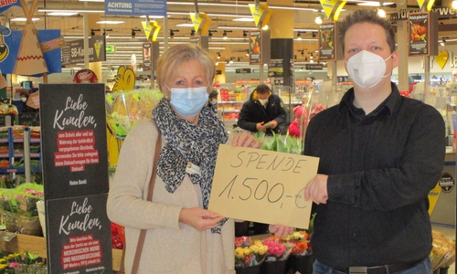 Sehr viele Pfandbons sind im E-Center im Forum in die Spendenbox gesteckt worden. Marktleiter Mario Leweke überreicht einen symbolischen Scheck in Höhe von 1.500 Euro an Hospizvereins-Vorständin Rosemarie Heuer.