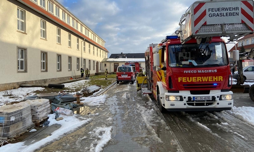 Die Feuerwehr musste 450.000 Liter Wasser aus einem Keller pumpen.