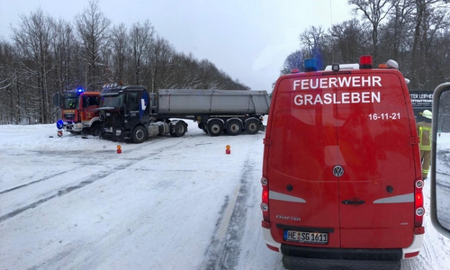 Ein LKW und ein Feuerwehrauto waren zusammengestoßen.