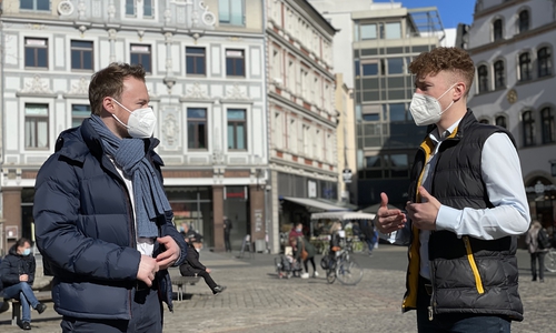 Maximilian Pohler (li.) und Deniz Demirci auf dem Braunschweiger Kohlmarkt.