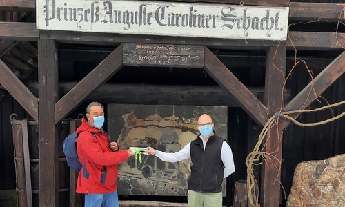 Erster Gast Roggemann erhält ein Tzscherpermesser vom Verwaltungsleiter des Bergwerksmuseums Maximilian Wagener.