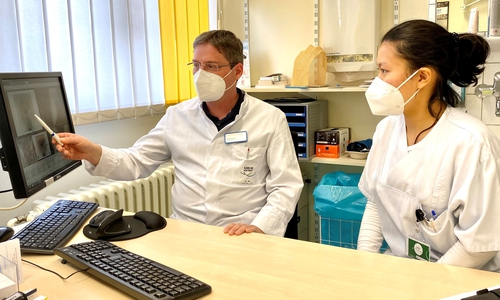 Befundbesprechung in der Radioonkologie des Klinikums Wolfsburg: Chefarzt Dr. Marcel Ott wertet gemeinsam mit Medizinstudentin Hieu Kha Quynh Ngo Röntgenaufnahmen aus.