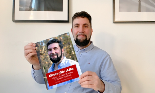 Bastian Zimmermann mit seinem Wahlprogramm.