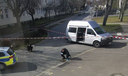 Die Verfolgungsfahrt endete in Sudmerberg. Hier werden die Spuren gesichert.