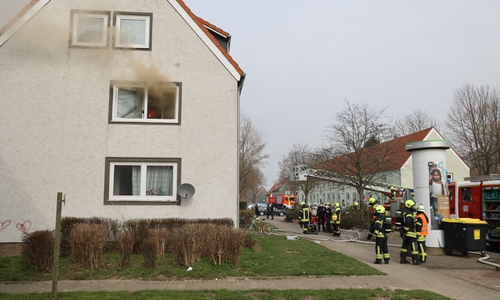 Aus dem Fenster stieg dunkler Rauch.