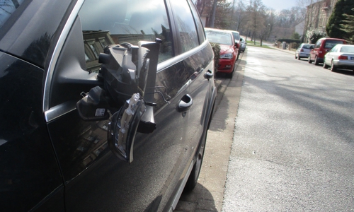 Der Außenspiegel des Passats wurde komplett zerstört.