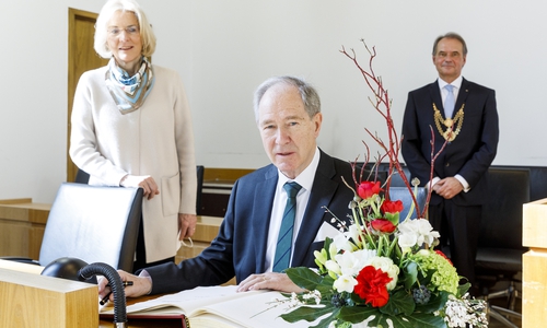 Der frühere Oberbürgermeister Dr. Gert Hoffmann trug sich auf Einladung von Oberbürgermeister Ulrich Markurth ins Goldene Buch der Stadt Braunschweig ein. Links im Bild Dr. Hoffmanns Frau Doris.