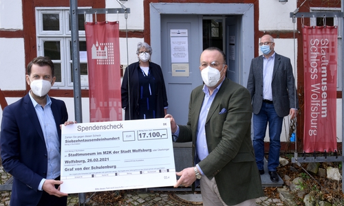 Von links: Erster Stadtrat Dennis Weilmann (Dezernent für Wirtschaft, Digitales und Kultur), Monika Kiekenap-Wilhelm (Museumsleiterin des M2K), Günther Graf von der Schulenburg und Dr. Arne Steinert (Ausstellungskurator im M2K).
