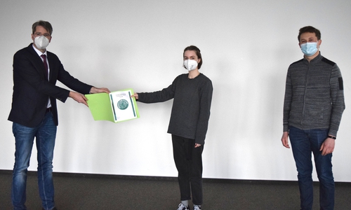 Philipp Rost (von rechts) und Antonia Dräger überreichen Dr. Oliver Junk den Forderungskatalog der Goslarer Ortsgruppe von Fridays for Future.