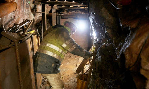 Thomas Finkeldey, beim LBEG für Gefahrenabwehr im Nachbergbau zuständig, untersucht die Standfestigkeit von Gebirge und Ausbau im Johannesstollen