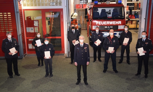 Stadtbrandmeister Ingo Schönbach (vorne Mitte) und die berufenen Führungskräfte sowie die ausgeschiedene Hauptlöschmeisterin Gabriele Brandes.