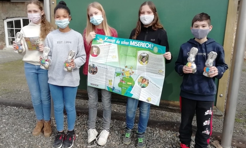Einige Schülerinnen und Schüler der 5. Klasse mit ihren gestalteten Osterhasen.