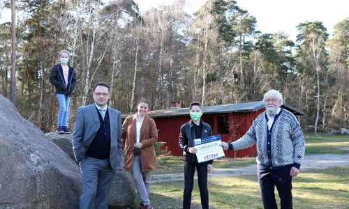  Scheckübergabe im Findlingsgarten in Königslutter. Von links: Victoria Louise Hansmeier , Sven Hansmeier, Sabrina Hansmeier, Carl Ferdinand Hansmeier, Karl-Friedrich Weber (1. Vorsitzender FEMO)