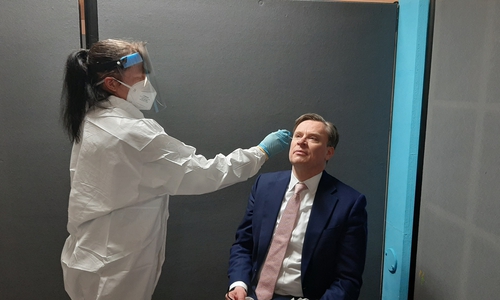 Landrat Dr. Andreas Ebel ließ sich als einer der ersten im Gifhorner Testzentrum testen. Der Test fiel negativ aus.