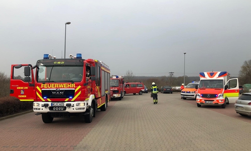 Der Bereitstellungsplatz der Feuerwehr Flechtorf und des Rettungsdienstes am Ortsausgang Lehre.  