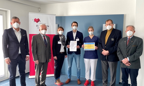Von links: Robert Löffler (Gemeindienst RC SZ-WF), Helmut Hennicke (Präsident RC SZ-WF), Margarete Jelen-Deiseroth (Pflegedirektorin), Manuel Ahting (Pflegeentwicklung), Lisa Merten (Auszubildende zur Pflegefachkraft), Manfred Mazen (Präsident RC SZ-WF-VH), Hagen Reese (RC SZ-F-VH), Michael Thielen (Gemeindienst RC SZ-WF-VH, nicht auf dem Foto)