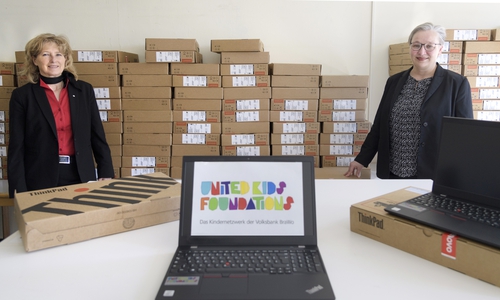Claudia Kayser (l.), Botschafterin von United Kids Foundations und Leiterin der Direktion Wolfsburg der Volksbank BraWo, übergibt die insgesamt 152 Laptops an Iris Bothe, Stadträtin für Jugend, Bildung und Integration der Stadt Wolfsburg. 