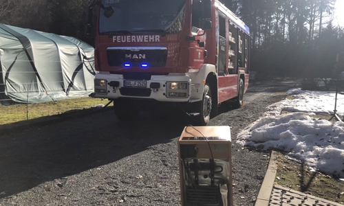 Der Kühlschrank wurde ins Freie gebracht.
