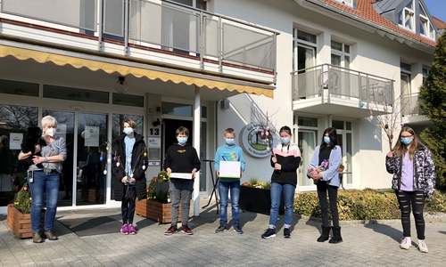 Schüler des 7. Jahrgangs der OBS Sickte übergeben die Osterbasteleien an Petra Loges ((links), Leiterin des Seniorenzentrums am Herrenhaus Sickte.