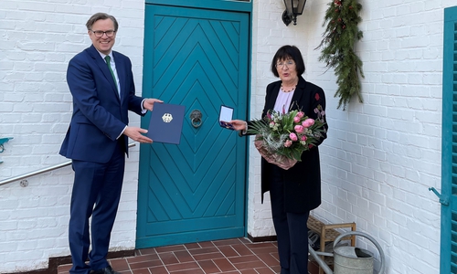 Landrat Dr. Andreas Ebel übergab das Bundesverdienstkreuz an Hannah Freifrau von Senden.