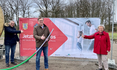 Gemeinsam vor Ort: Landrat Dr. Andreas Ebel, Andreas Taebel (Samtgemeindebürgermeister Hankensbüttel) und Ulrike Bührke (1. Stv. Bürgermeisterin Gemeinde Dedelstorf) schauen sich den Baustart an.