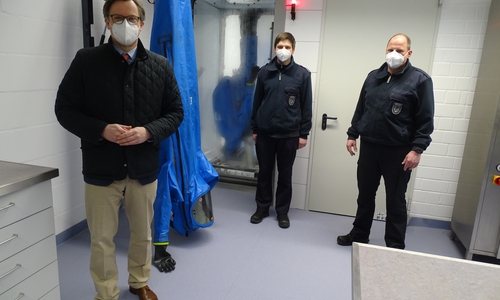 Landrat Dr. Andreas Ebel (v.l.) besuchte die Mitarbeiter des Landkreises Gifhorn, Hendrik Laabs und Lars Haubold, in der FTZ und sah sich die neue Atemschutzwerkstatt an.