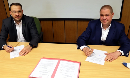 Gero Janze (links) und Wittich Schobert unterzeichneten die erweiterte Koopera