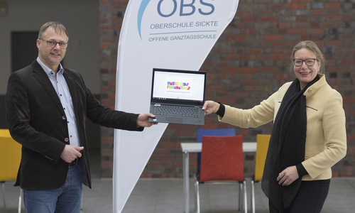 Nicole Mölling, Leiterin der Direktion Salzgitter/Sickte der Volksbank BraWo und Botschafterin von United Kids Foundations, übergibt die Laptops für das Homeschooling an Stefan Marken, Oberschulrektor der OBS Sickte. 