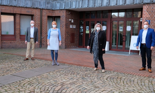 Gleichstellungsbeauftragte Kathrin Geschke (2. v. li.) hat mit Michaela Meyer eine neue Stellvertreterin. Landrat Thomas Brych (li.) und Thomas Ebert, Leiter der Kreiswirtschaftsbetriebe, freuen sich über diese neue Konstellation.