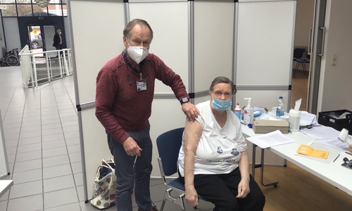 Dr. Hans-Peter Loch impft die 80 Jährige Renate Richter.