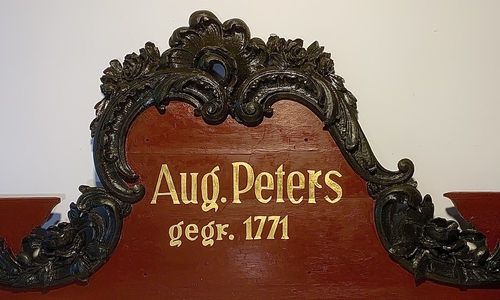 Firmenschild Aug. Peters, 18. Jahrhundert, Restaurierung 2019/ 2020. 