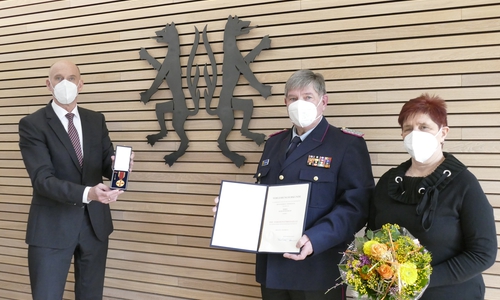 Landrat Franz Einhaus (links) überreicht Hans-Peter Bolm (2. von links) die Verdienstmedaille des Verdienstordens der Bundesrepublik Deutschland. 