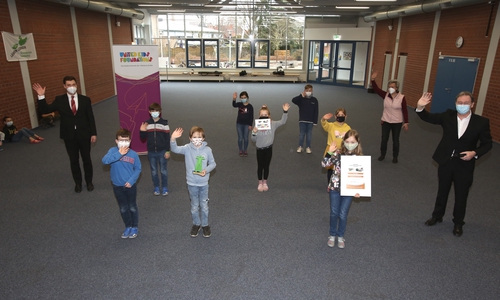 Die Schülerinnen und Schüler der Klasse 3a der Grundschule Isenbüttel freuen sich mit Schulleiterin Gabriele Smeikal (2.v.r.) über den Pokal des Direktionssiegers Gifhorn bei step-BraWo, übergeben durch Thomas Fast (r.), Botschafter des Kindernetzwerks United Kids Foundations und Leiter der Direktion Gifhorn, und Jannis Gaus, Leiter der Geschäftsstelle der Volksbank BraWo in Isenbüttel. 