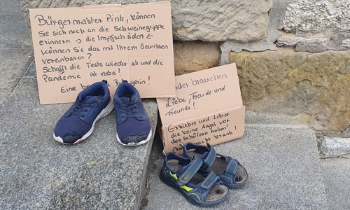 Eine Botschaft an den Bürgermeister samt Schuhen.