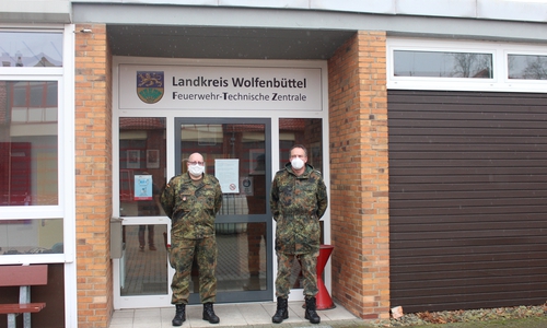 Leif Schlüter und Joseph Landers vor der Feuerwehrtechnischen Zentrale des Landkreises Wolfenbüttel. Eigentlich ist Landers Unternehmer, Schlüter arbeite als Schulassistent. Für die Coronapandemie koordinieren sie die Amtshilfe im Landkreis Wolfenbüttel.