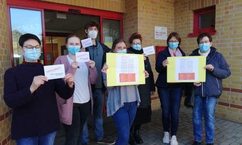 Die Mitarbeiter der Kita Schatzinsel in Edemissen wollen mit Briefen, Postkarten und Plakaten auf ihre Kritik am neuen Kita-Gesetz aufmerksam machen.