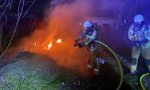Das Feuer wurde durch einem Trupp unter Atemschutz und Vornahme einer Leitung abgelöscht.