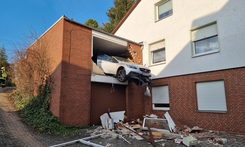 Der Volvo hatte die Garagenwand durchbrochen.