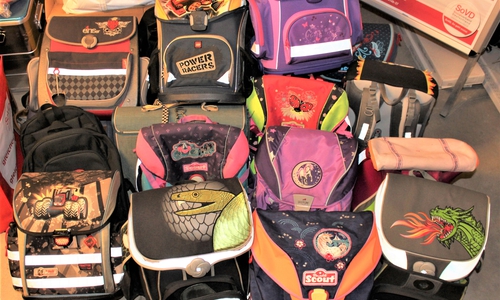 Der SoVD Gifhorn gibt kostenlose Schulranzen an Familien ab. 