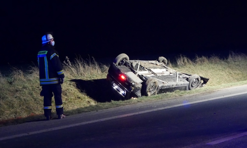 Das Auto kam auf dem Dach im Straßengraben zum Liegen.