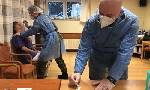 Wie hier in Sickte helfen Bundeswehrsoldaten im Landkreis Wolfenbüttel den Pflegeheimen bei den Coronamaßnahmen.