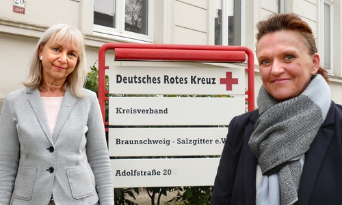Nicole Kumpis-Giersig (rechts) löst zum 1. Mai 2021 Carola Mette (links) im Vorstand des Rotkreuz-Kreisverbands Braunschweig-Salzgitter ab. Carola Mette geht zum 30. April in den Ruhestand.