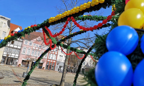 Die runderneuerte farbenfrohe Osterkrone hat noch viel Platz für selbstbemalte oder Deko-Eier oder Osterschmuck.